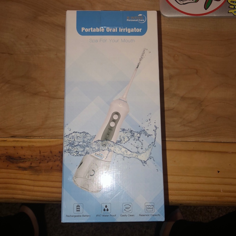 Portable oral irrigator